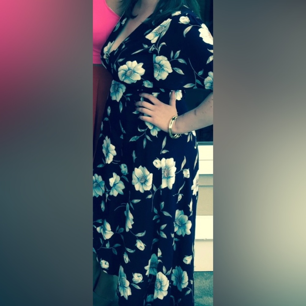 LULU’s WRAP DRESS 🌼 - Picture 2 of 2